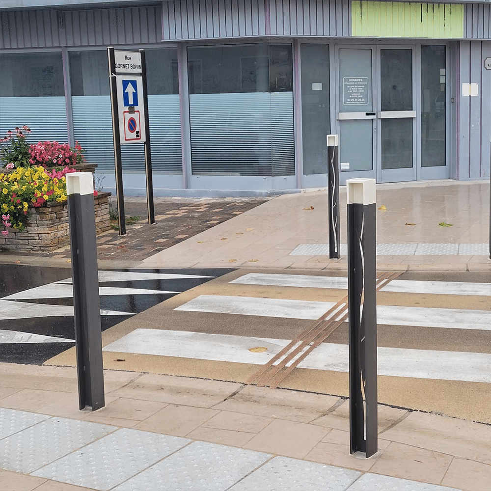 mobilier urbain en métal ville de romilly sur seine potelets tete contrastée
